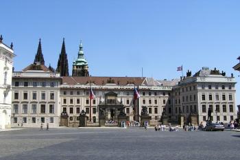Vstupní partie Pražského hradu z Hradčanského náměstí ( © Jan P. Štěpánek 07/2007)