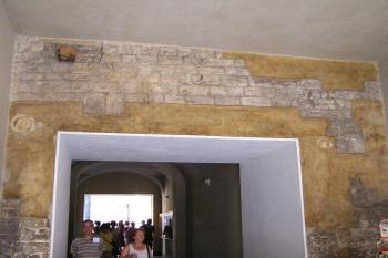 Kamenné zdivo v bráně na třetí hradní nádvoří ( © Jan P. Štěpánek 07/2007)