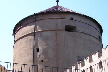 Hradní věž Mihulka z prostoru parkánu ( © Jan P. Štěpánek 07/2007)