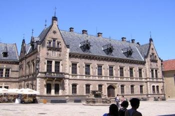 Neogotická budova za katedrálou sv. Víta ( © Jan P. Štěpánek 07/2007)