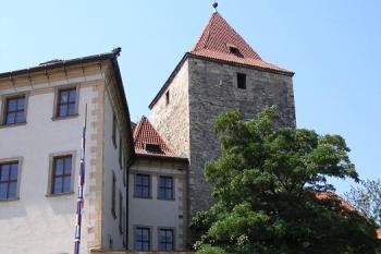 Pohledod východu na Černou věž a východní bránu do hradu ( © Jan P. Štěpánek 07/2007)