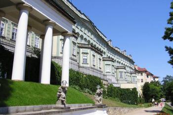 Pohled z jižních zahrad na jižní fasádu Pražského hradu s dominantou Lobkowiczkého traktu ( © Jan P. Štěpánek 07/2007)