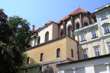 Pohled z jižních teras na gotickou kapli Všech svatých a starý královský palác ( © Jan P. Štěpánek 07/2007)