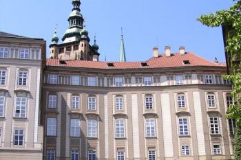 Část jižního průčelí Pražského hradu s Plečnikovým spojovacím traktem zahrad a 3. nádvoří ( © Jan P. Štěpánek 07/2007)