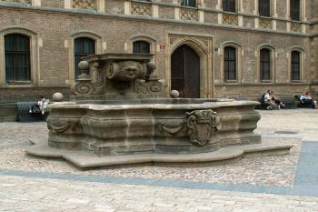 Kašna ze třetího hradního nádvoří ( © Miroslav BITTER 07/2007)