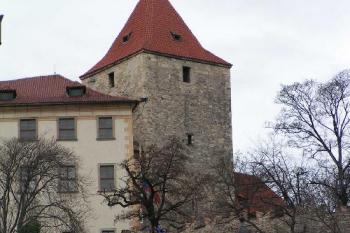 Pod věží je pěkně dochovaný barbakán ( © Petr Turyna 02/2004)