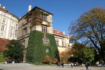 křídlo starého královského paláce z jižních zahrad ( © Milan Caha 10/2008)