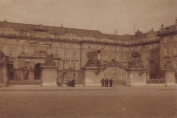 Pražský hrad - foto Hradčanského náměstí na počátku 20. století  (soukr.sbírka IvoR) ( © anon.)