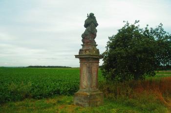 barokní socha sv. Jana Nepomuckého z r. 1728 ( © Ondřej Štěpánek 08/2008)