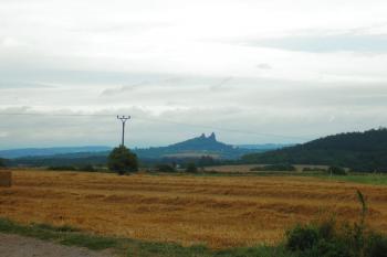 pohled od lípy směrem k hradu Trosky ( © Ondřej Štěpánek 08/2008)