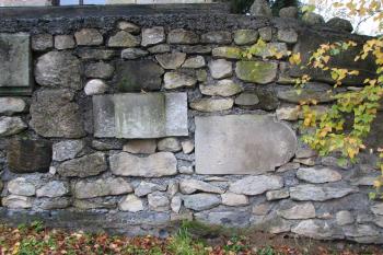 v ohradní zdi jsou zazděny fragmenty náhrobků ( © Milan Caha 10/2007)