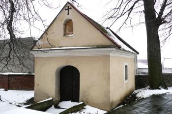 drobná kaple při kostele ( © Jan P. Štěpánek 03/2008)