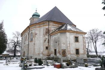 pohled na kostel od hrobky rodu Bellegarde ( © Jan P. Štěpánek 03/2008)