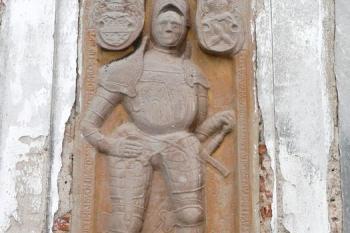 náhrobek údajně Jana Bruntálského z Vrbna (+ 1562) na kostelní stěně ( © Jan P. Štěpánek 03/2008)