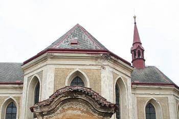 Jižní rameno transeptu a vstupní brána na bývalý hřbitov (© Ivan Grisa, 10/2008)