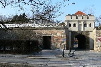 Táborská brána v předsunutém hornverku, vnější pohled ( © Petr Turyna 01/2006)