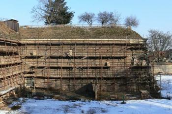 Bastion XXXIV (sv. Pavla) s původní gotickou zdí Karla IV. ( © Petr Turyna 01/2006)