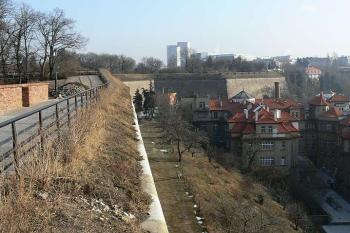 Pohled z bastionu XXXVI (sv. Ludmily) na bastinon XXXV (sv. Petra) ( © Petr Turyna 01/2006)