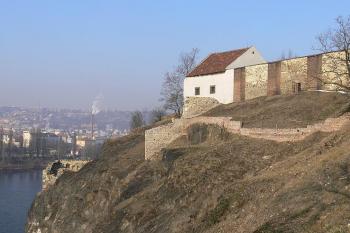 Zastřešený objekt - hradební věž z 14. století, nad řekou tzv. 