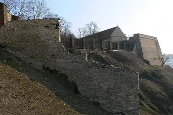 Vpravo bastion XXXVI (sv. Ludmily) ( © Petr Turyna 01/2006)