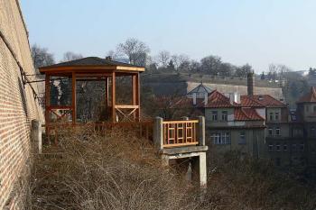 Altánek v areálu porodnice pod bastionem XXXVI (sv. Ludmily) ( © Petr Turyna 01/2006)