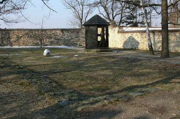 Základové zdivo palácové stavby na knížecí a královské akropoli z XI. - XIII. stol. ( © Petr Turyna 01/2006)