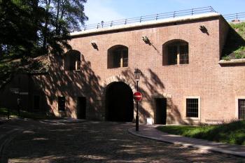 vnitřní fasáda tzv. Cihelné brány na Vyšehradě ( © Jan P. Štěpánek 08/2007)