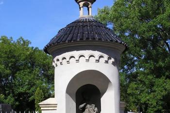 kaple se sochou sv. Ludmily na Vyšehradě před kostelem sv. Petra a Pavla ( © Jan P. Štěpánek 08/2007)