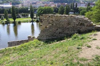 pozůstatky středověké hradby nad tvz. Libušinou lázní ( © Jan P. Štěpánek 08/2007)