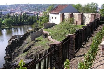 pohled z bastionu č. XXXVI (sv. Ludmily) na zastřešenou bývalou středověkou hradní věž a část palácového okrsku se zbytky středověkých hradeb  ( © Jan P. Štěpánek 08/2007)