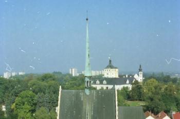 Zvonice a kostel sv. Bartoloměje ze Zelené brány ( © Ivan Grisa 05/2000)