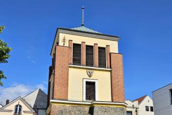 samostatně stojící zvonice u kostela sv. Bartoloměje (© Jan P. Štěpánek  05/2024)