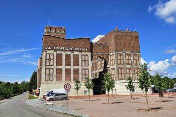 Celkový pohled na komplex Automatických mlýnů od jihu (© Jan P. Štěpánek  05/2024)