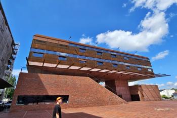 moderní budova Sféra, kde sídlí galerie GAMPA (© Jan P. Štěpánek  05/2024)