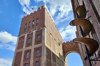 pohled z nádvoří na někdejší silo (© Jan P. Štěpánek  05/2024)