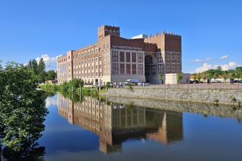 Celkový pohled na Automatické mlýny od Labské ulice  (© Jan P. Štěpánek  05/2024)