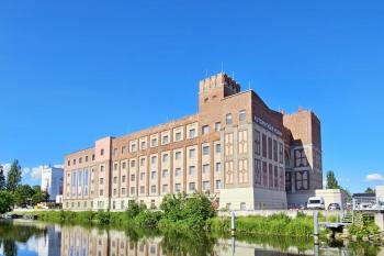 Celkový pohled na Automatické mlýny od Labské ulice  (© Jan P. Štěpánek  05/2024)