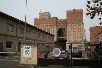 Hlavní budova od jihu (© Ivan Grisa, 10/2008)