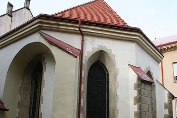 Jižní stěna závěru s opěrným obloukem (© Ivan Grisa, 10/2008)