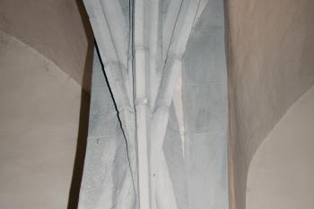 přetínaná žebra klenby lodi vyrůstající z pilířů ( © Pavel Zany Komárek 14.9. 2008)