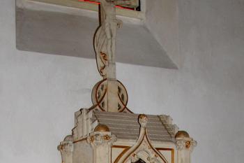kamenné sanktuarium v presbytáři ( © Pavel Zany Komárek 14.9. 2008)