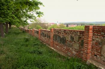 hřbitovní zeď se zazděnými fragmenty stél ( © Milan Caha 06/2008)