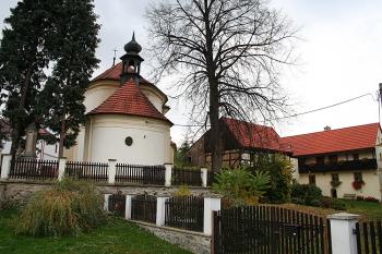 Kostel od východu (z návsi) (© Ivan Grisa, 10/2008)