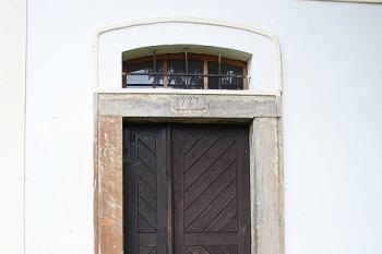 Portál sakristie s letopočtem 1777 (© Ivan Grisa, 10/2008)