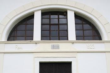 Hlavní (jižní) portál s lunetovým oknem lodi (© Ivan Grisa, 10/2008)