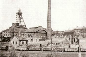 celkový pohled na areál dolu s těžní věží od jihu ( © Boleslav Navrátil: Zmizelá Morava a Slezsko - Ostrava, 2007)