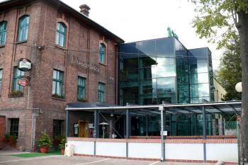 přístavba moderního hotelu k bývalé budově dolu z režného zdiva ( © Jan P. Štěpánek 10/2008)