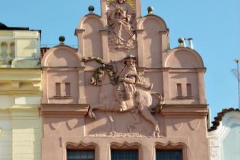 detail štítu jendoho z domů na Pernštýnském náměstí ( © Jan P. Štěpánek 09/2012)