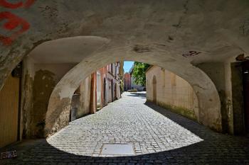 průjezd domem č.p. 11 z Perštýnské ulice do ulice Pod Sklípky (© Jan P. Štěpánek  05/2024)