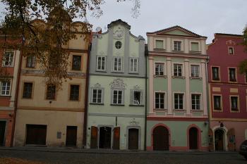 Domy na severní straně Wernerova náměstí (© Ivan Grisa, 10/2008)